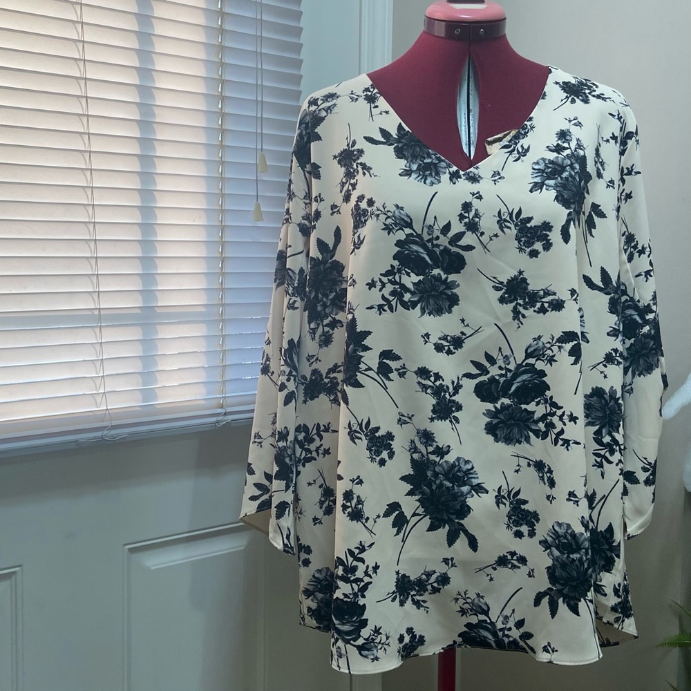 Popyoung  women half white grey floral 3/4 flare sleeves blouse. Size 2XL. Used.
